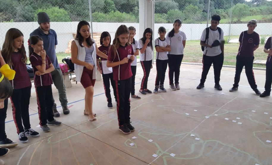 Alunos do Colégio Estadual Leni Marlene Jacob aprendem na prática “fusos horários”.