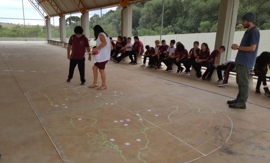 Alunos do Colégio Estadual Leni Marlene Jacob aprendem na prática “fusos horários”.