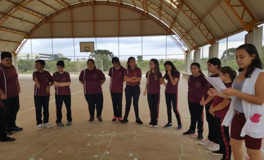 Alunos do Colégio Estadual Leni Marlene Jacob aprendem na prática “fusos horários”.