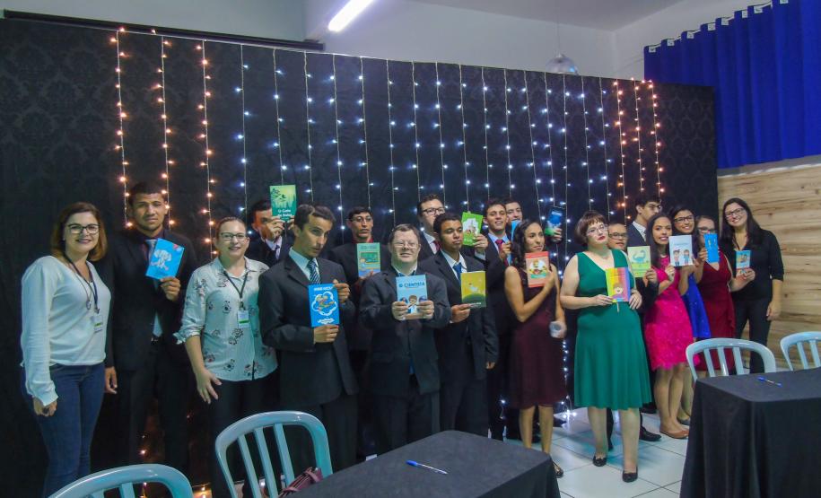 Noite de autógrafos no CEEBJA Guarapuava