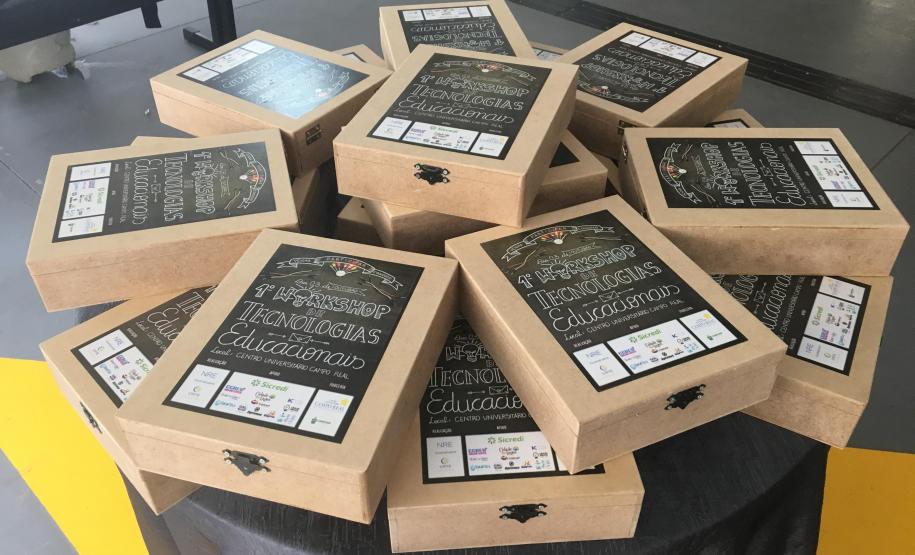 Em parceria com o Projeto Ciência, Tecnologia e Inovação da UNICENTRO, sob orientação do Professor Dr. Ricardo Yoshimitsu Miyahara e apoio da Professora Ms. Katia Santos, os bolsistas do projeto irão dar formação de Arduino aos professores da rede estadual de ensino.