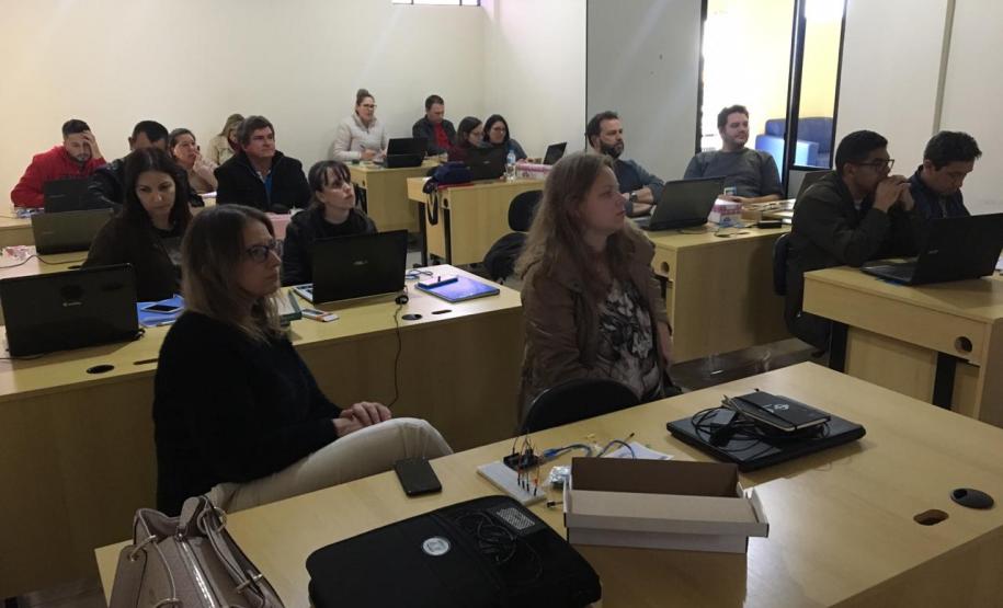 Em parceria com o Projeto Ciência, Tecnologia e Inovação da UNICENTRO, sob orientação do Professor Dr. Ricardo Yoshimitsu Miyahara e apoio da Professora Ms. Katia Santos, os bolsistas do projeto irão dar formação de Arduino aos professores da rede estadual de ensino.