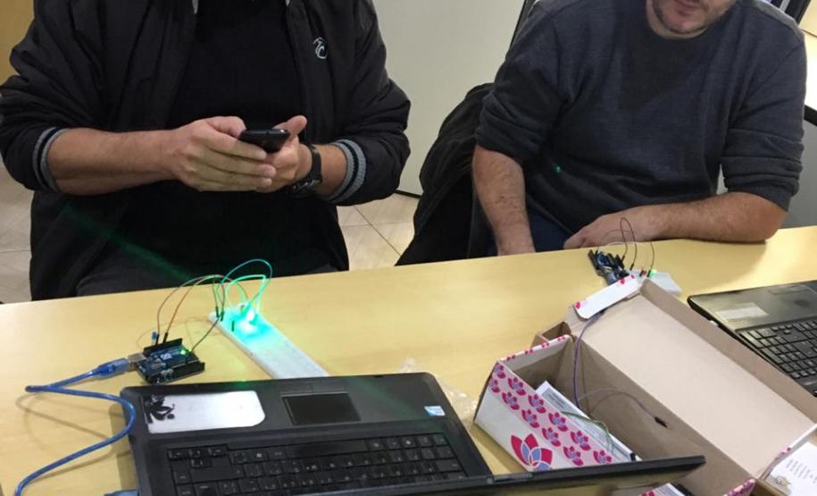 Em parceria com o Projeto Ciência, Tecnologia e Inovação da UNICENTRO, sob orientação do Professor Dr. Ricardo Yoshimitsu Miyahara e apoio da Professora Ms. Katia Santos, os bolsistas do projeto irão dar formação de Arduino aos professores da rede estadual de ensino.