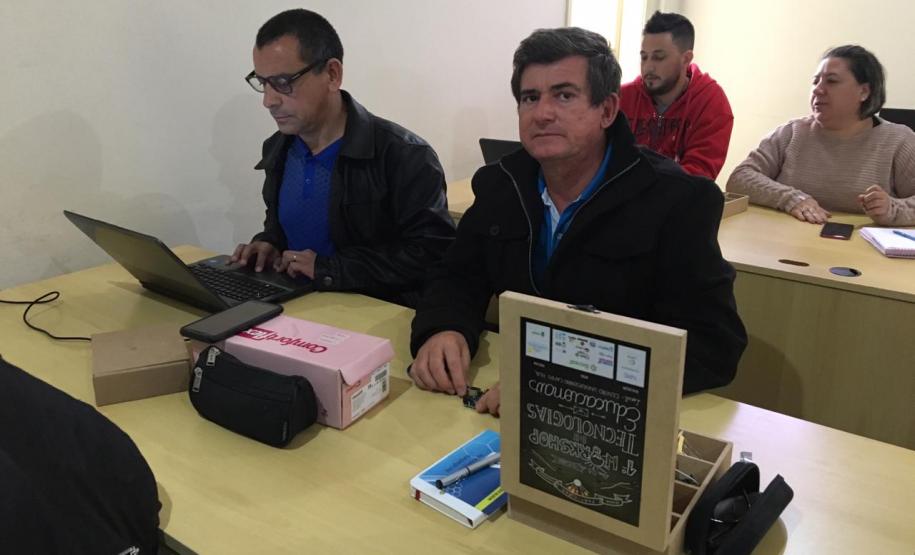 Em parceria com o Projeto Ciência, Tecnologia e Inovação da UNICENTRO, sob orientação do Professor Dr. Ricardo Yoshimitsu Miyahara e apoio da Professora Ms. Katia Santos, os bolsistas do projeto irão dar formação de Arduino aos professores da rede estadual de ensino.