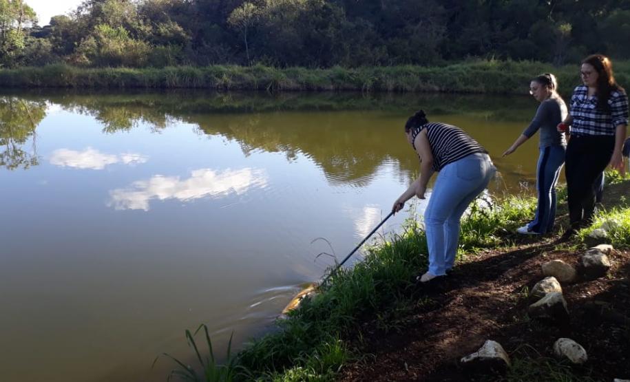 Alunos do 2º Ano em aula de campo.