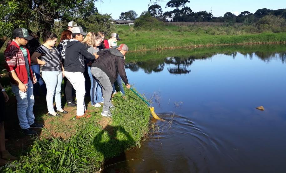 Alunos do 2º Ano em aula de campo.