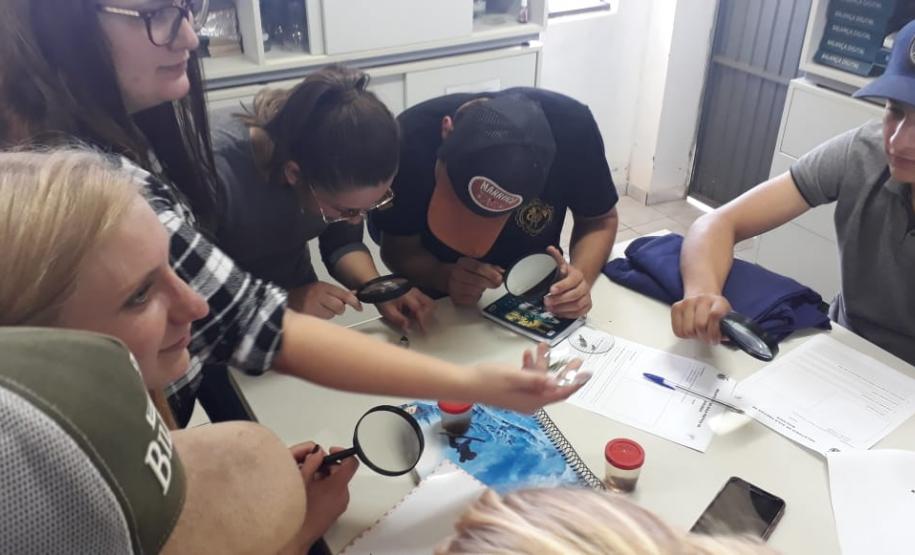 Alunos do 2º Ano em aula de campo.