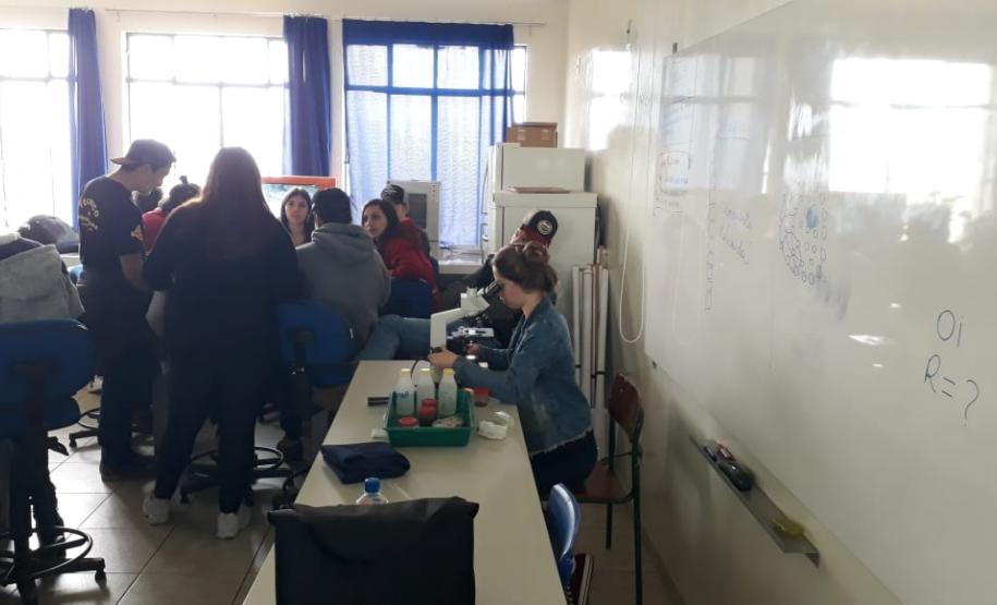 Alunos do 2º Ano em aula de campo.