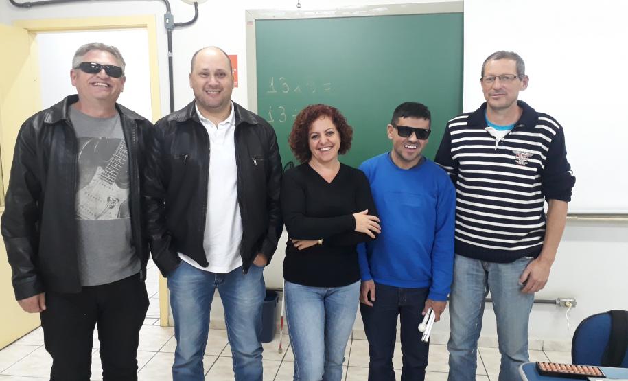 Professora Virginia e os alunos Anderson, Heverton, Márcio e Renilson