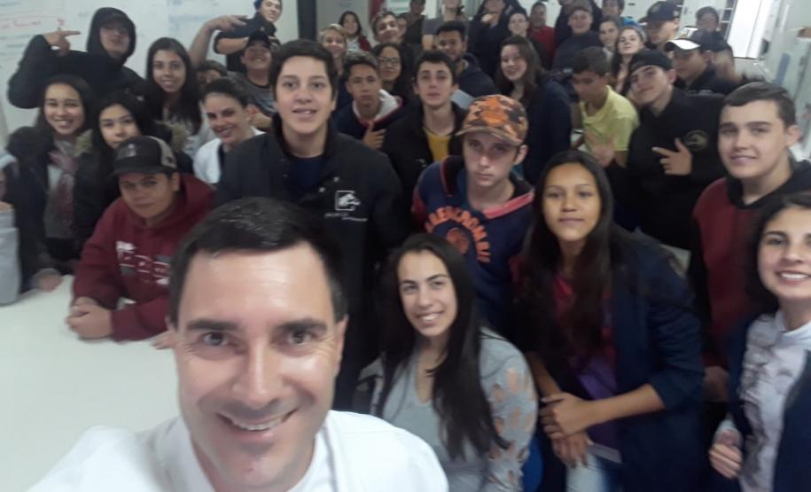 Aula prática sobre a atividade de enzimas proteolíticas extraídas de frutos.