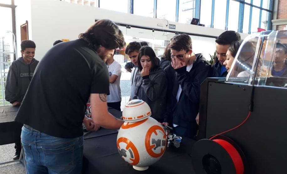 Visita dos alunos do Curso Técnico de Informática do Col. Est. Carneiro Martins à Mostra Tecnologia da Escola Optimus.