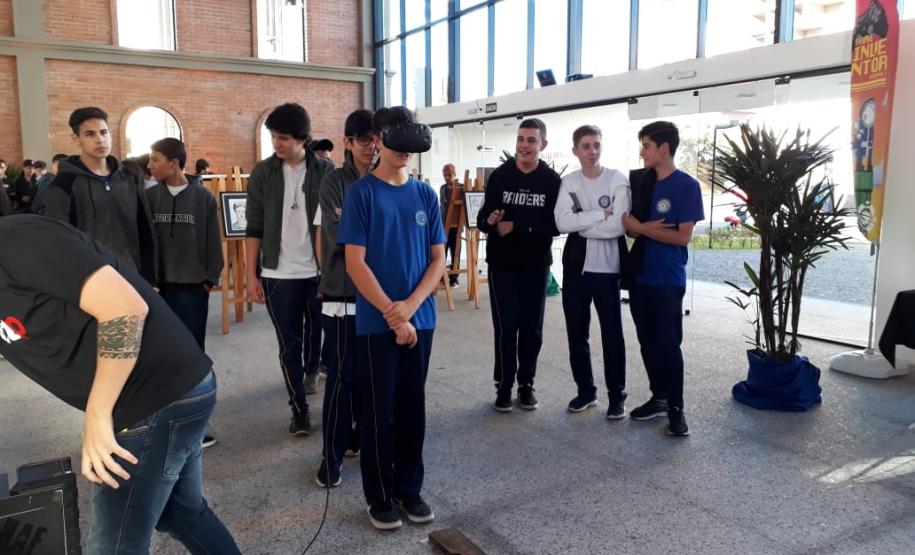 Visita dos alunos do Curso Técnico de Informática do Col. Est. Carneiro Martins à Mostra Tecnologia da Escola Optimus.