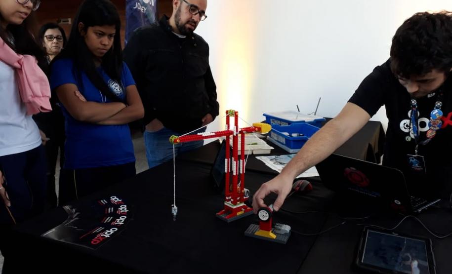 Visita dos alunos do Curso Técnico de Informática do Col. Est. Carneiro Martins à Mostra Tecnologia da Escola Optimus.