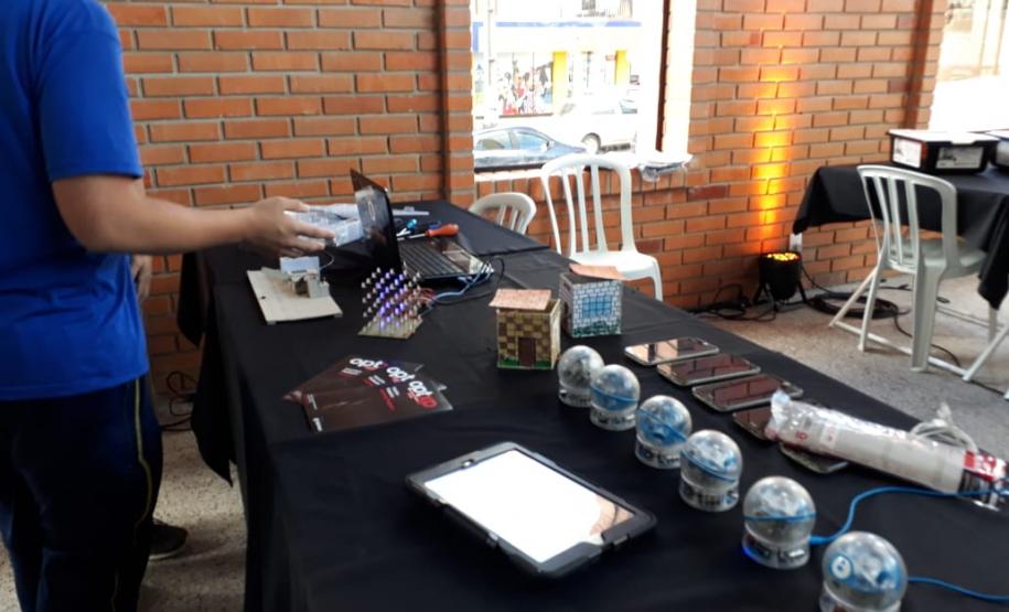 Visita dos alunos do Curso Técnico de Informática do Col. Est. Carneiro Martins à Mostra Tecnologia da Escola Optimus.