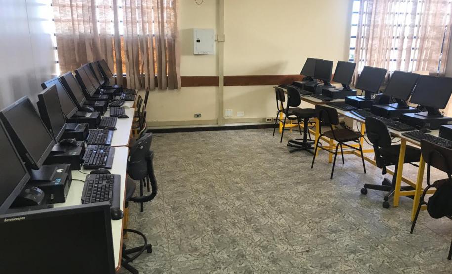 Alunos do curso Técnico em Informática do Colégio Estadual Ana Vanda Bassara, reestruturam Laboratório de Informática.