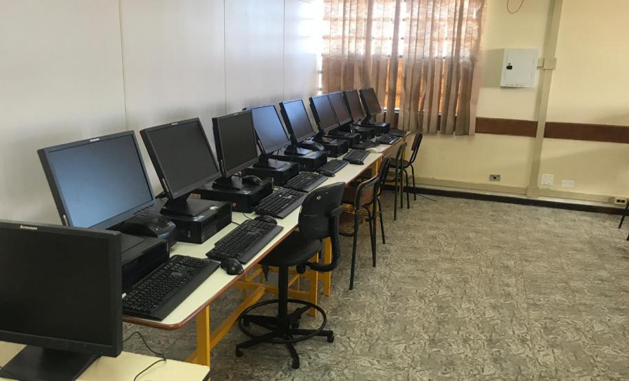 Alunos do curso Técnico em Informática do Colégio Estadual Ana Vanda Bassara, reestruturam Laboratório de Informática.