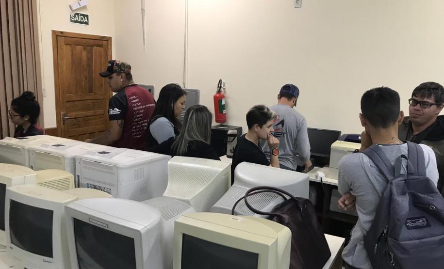 Alunos do curso Técnico em Informática do Colégio Estadual Ana Vanda Bassara, reestruturam Laboratório de Informática.