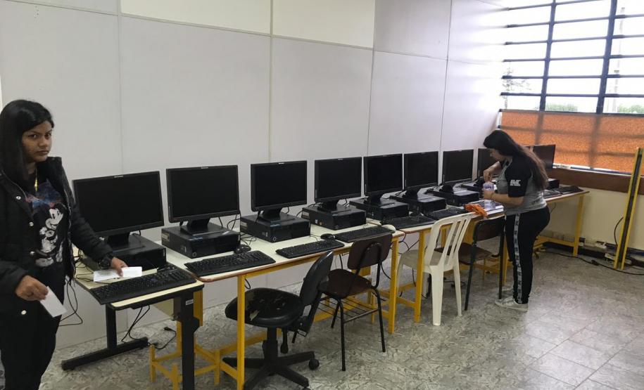 Alunos do curso Técnico em Informática do Colégio Estadual Ana Vanda Bassara, reestruturam Laboratório de Informática.
