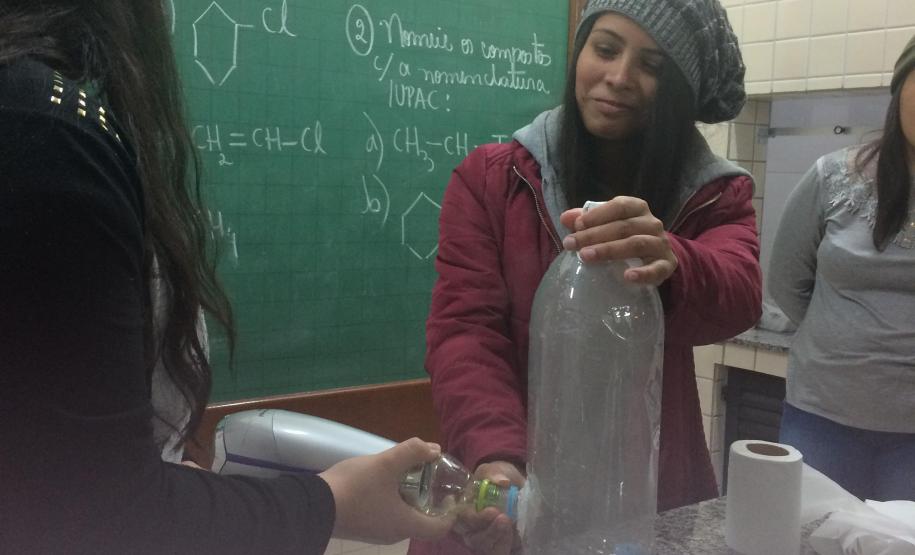 Colégio Estadual Pedro Carli elabora aula com alunos da 3ª série do Ensino Médio sobre Tabagismo e seus problemas.