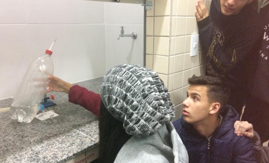 Colégio Estadual Pedro Carli elabora aula com alunos da 3ª série do Ensino Médio sobre Tabagismo e seus problemas.