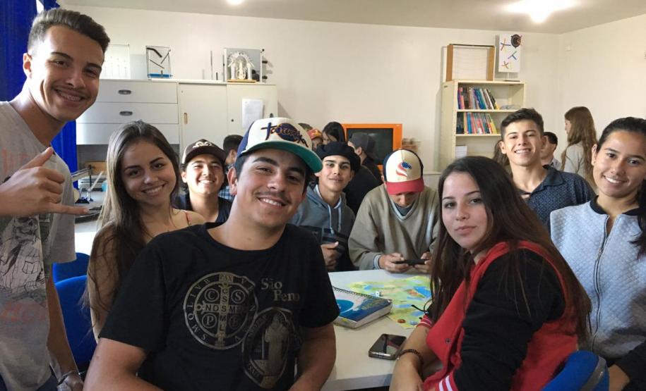 Alunos do Centro Estadual de Educação Arlindo Ribeiro participam de Atividades Lúdicas.