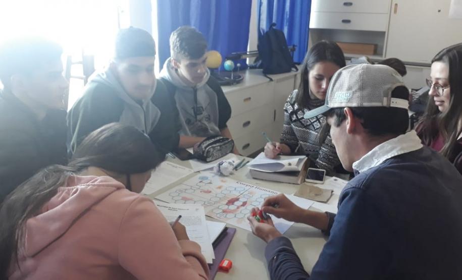 Alunos do Centro Estadual de Educação Arlindo Ribeiro participam de Atividades Lúdicas.