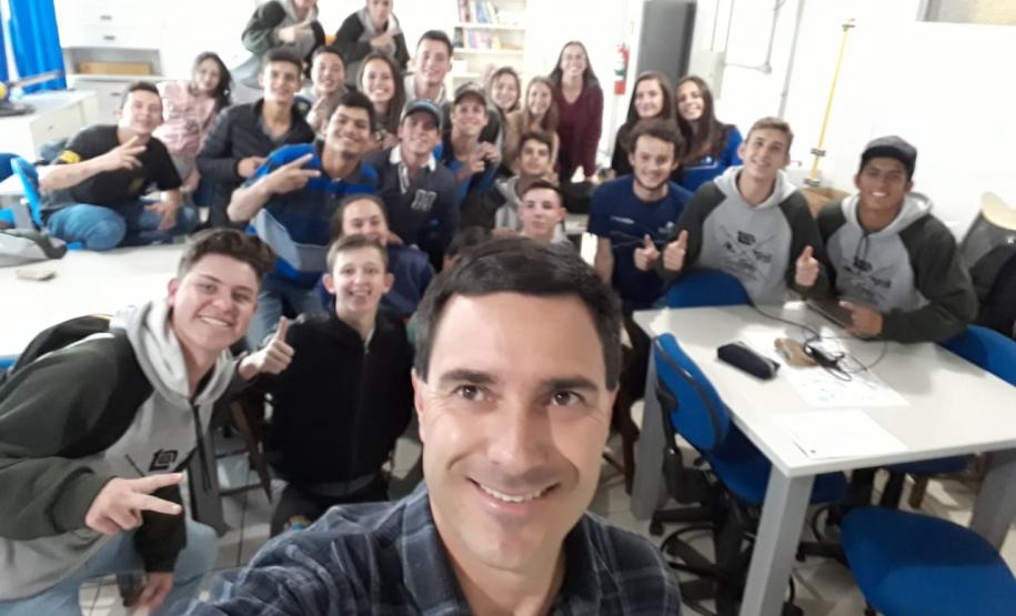 Alunos do Centro Estadual de Educação Arlindo Ribeiro participam de Atividades Lúdicas.