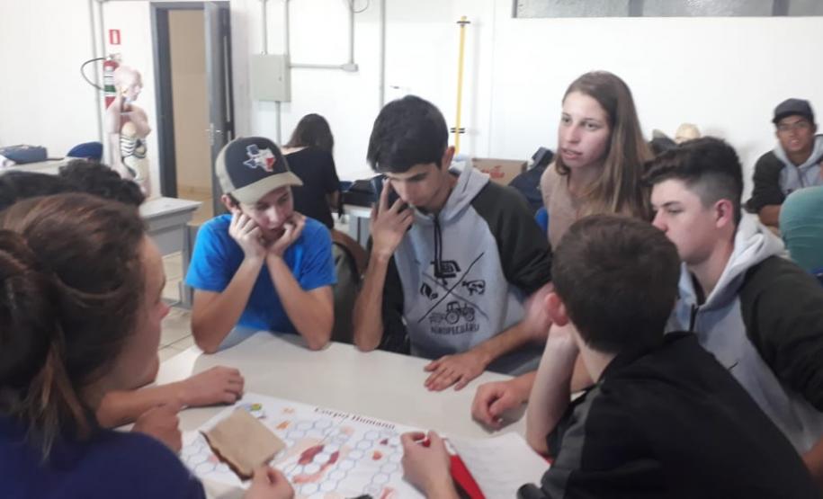 Alunos do Centro Estadual de Educação Arlindo Ribeiro participam de Atividades Lúdicas.