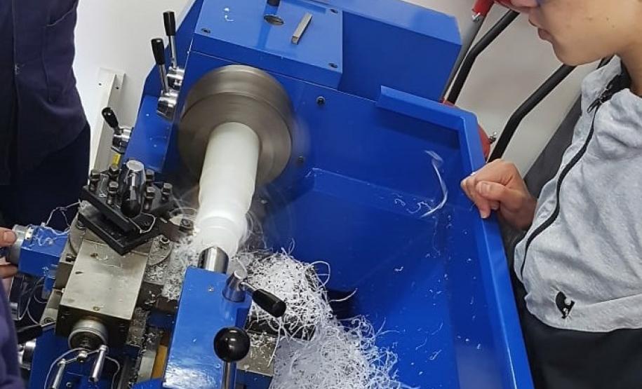 Alunos do curso Técnico em Eletromecânica do Colégio Estadual Francisco Carneiro Martins visitam o Centro Universitário Campo Real