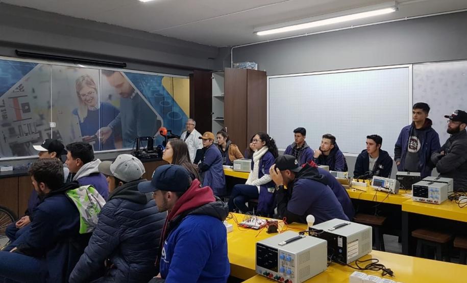 Alunos do curso Técnico em Eletromecânica do Colégio Estadual Francisco Carneiro Martins visitam o Centro Universitário Campo Real