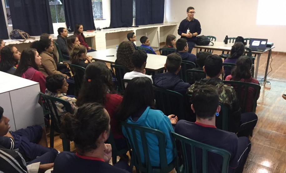 Alunos do Colégio Estadual Professora Izabel F. Siqueira e do Colégio Estadual Engenheiro Michel Reydams participam de palestra com equipe do Núcleo Regional de Educação