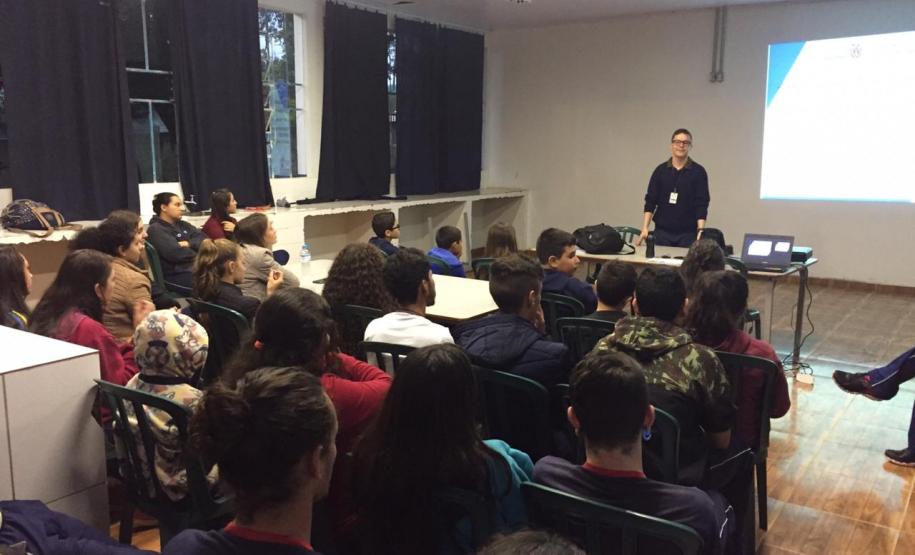 Alunos do Colégio Estadual Professora Izabel F. Siqueira e do Colégio Estadual Engenheiro Michel Reydams participam de palestra com equipe do Núcleo Regional de Educação