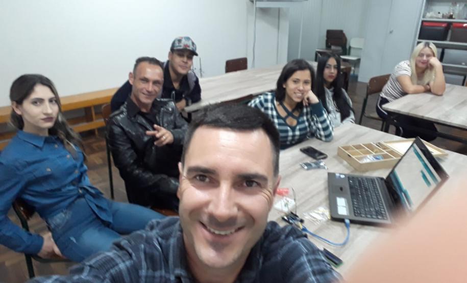 Alunos do CEEBJA Guarapuava realizam aula prática com utilização do Arduíno.