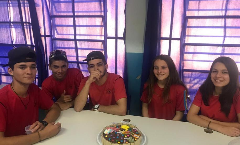 O lúdico fazendo parte das práticas em Biologia: atividade de construção de células comestíveis.