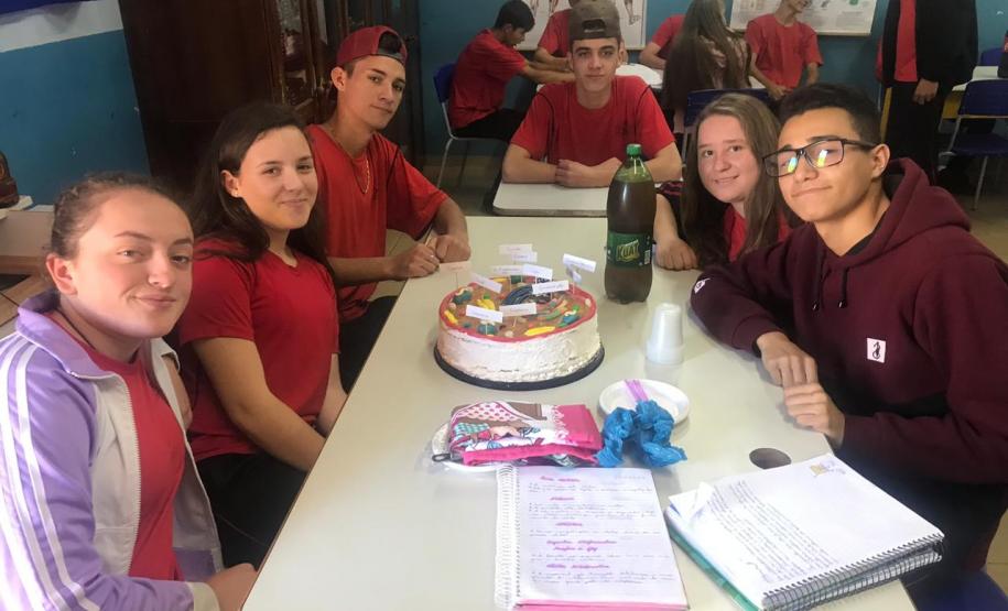 O lúdico fazendo parte das práticas em Biologia: atividade de construção de células comestíveis.