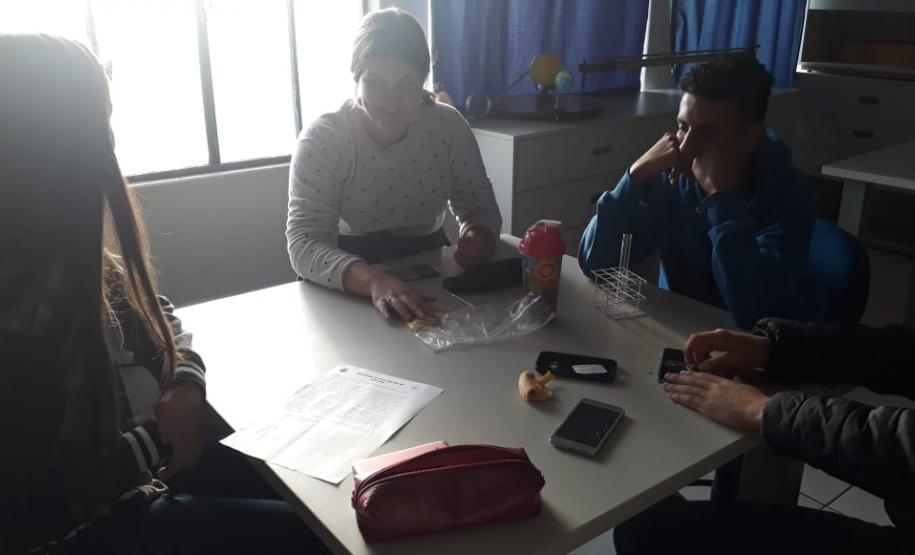 Alunos da 1ª Série, do Colégio Est. de Ed. Profissional Arlindo Ribeiro (Agrícola), em aula laboratorial sobre a estrutura e função dos ácidos nucléicos.