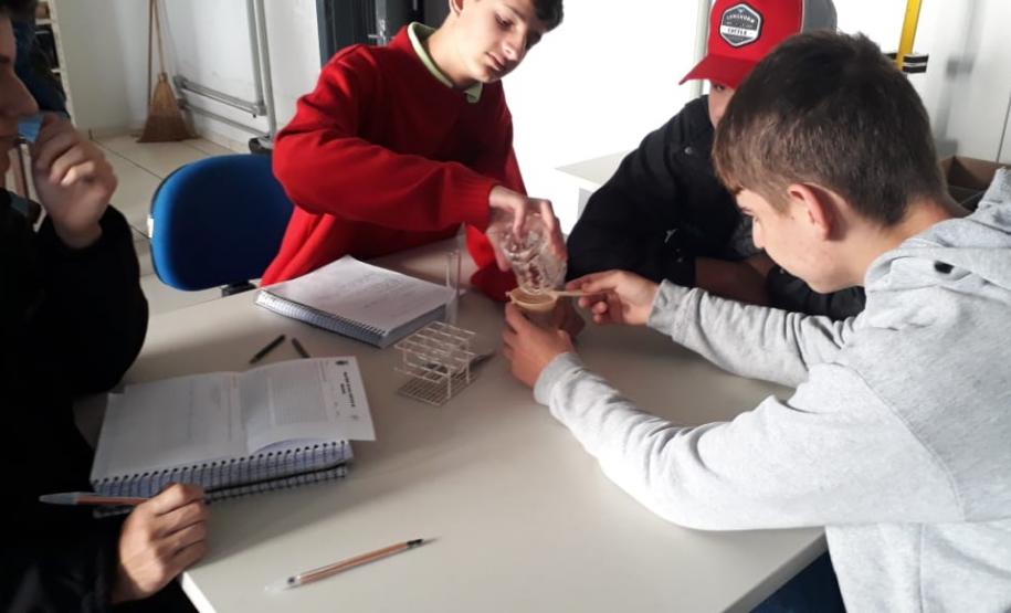 Alunos da 1ª Série, do Colégio Est. de Ed. Profissional Arlindo Ribeiro (Agrícola), em aula laboratorial sobre a estrutura e função dos ácidos nucléicos.