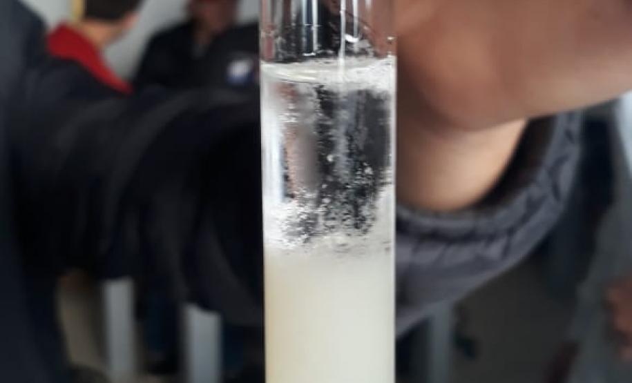 Alunos da 1ª Série, do Colégio Est. de Ed. Profissional Arlindo Ribeiro (Agrícola), em aula laboratorial sobre a estrutura e função dos ácidos nucléicos.