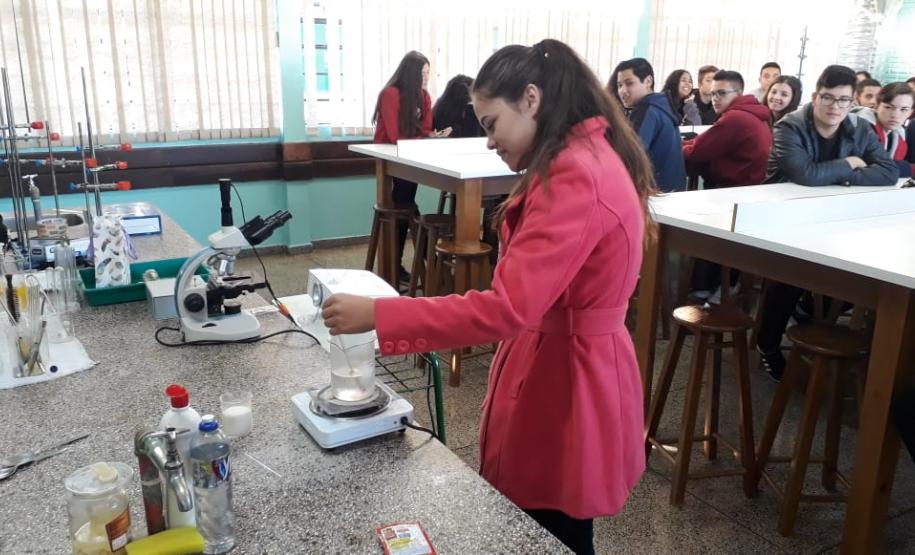 Alunos da 2ª Série, do Colégio Estadual Cristo Rei preparam cultura de leveduras e para observação ao microscópio óptico.