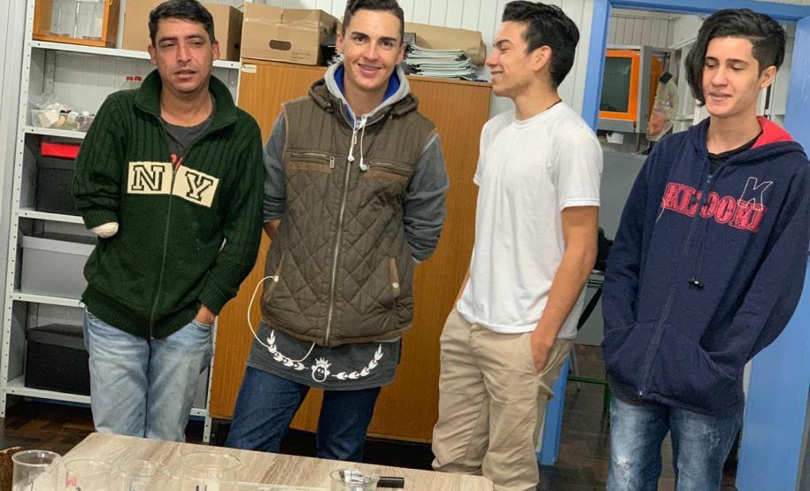 Alunos do CEEBJA Guarapuava em aula prática para comprovar tipos de misturas
