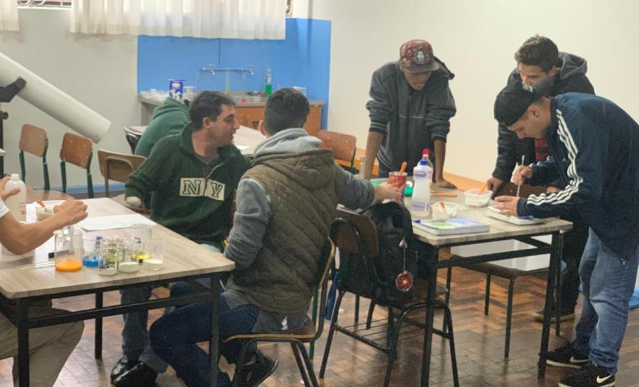 Alunos do CEEBJA Guarapuava em aula prática para comprovar tipos de misturas