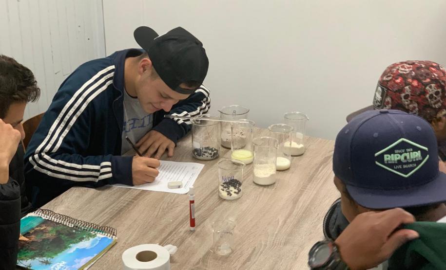 Alunos do CEEBJA Guarapuava em aula prática para comprovar tipos de misturas