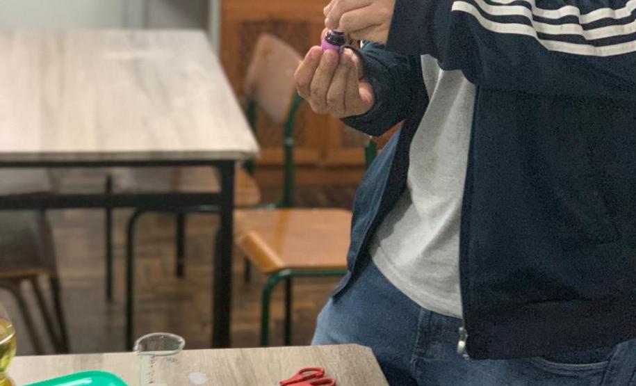 Alunos do CEEBJA Guarapuava em aula prática para comprovar tipos de misturas