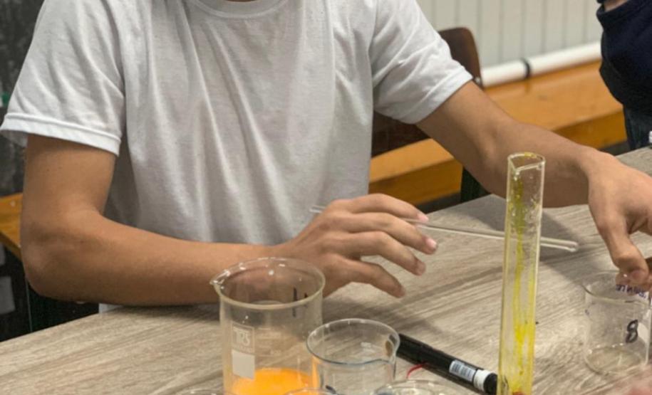 Alunos do CEEBJA Guarapuava em aula prática para comprovar tipos de misturas