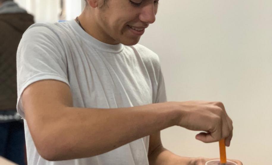 Alunos do CEEBJA Guarapuava em aula prática para comprovar tipos de misturas