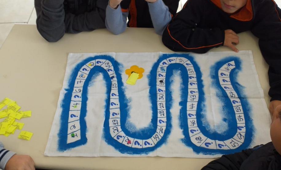 Estudar brincando? Sim, no Colégio Estadual de Segredo, com a Professora Rute, é possível!