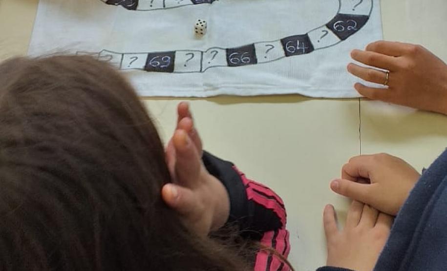 Estudar brincando? Sim, no Colégio Estadual de Segredo, com a Professora Rute, é possível!