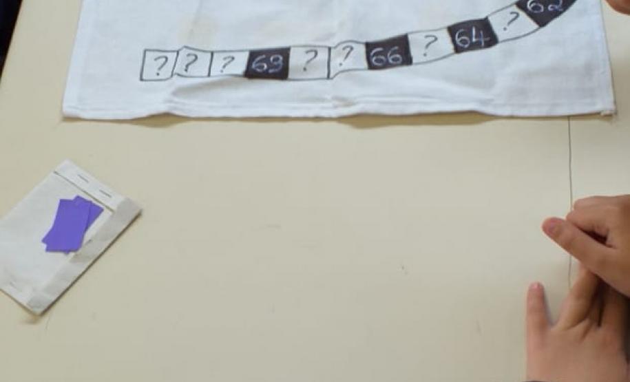 Estudar brincando? Sim, no Colégio Estadual de Segredo, com a Professora Rute, é possível!