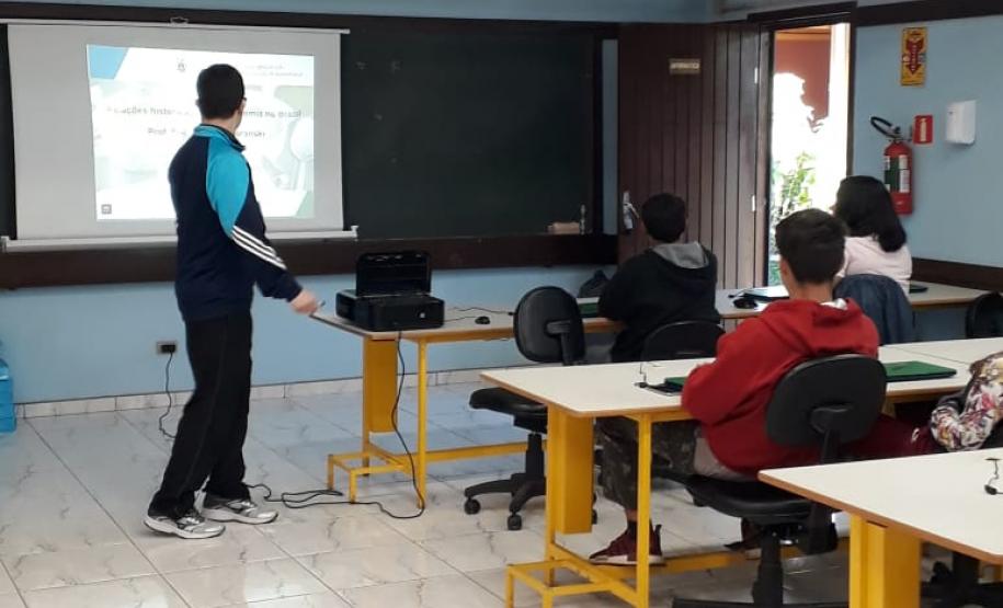 Palestra aborda tema das relações históricas da gastronomia brasileira.