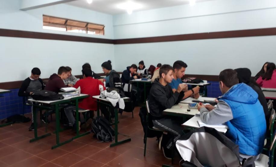 Alunos das 3ª Séries, do Ensino Médio, do Colégio Est. Liane Marta, em uma atividade lúdica sobre DNA.